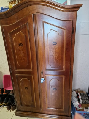 Alter Bauernschrank der zu schade für den Sperrmüll wäre. 