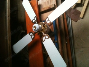 2x Ventilatoren 1xGrau 4Lampen, 1xWeiss mit 1er Lampe