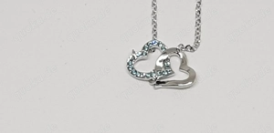 Kette mit 2 sehr schönen Herzchen mit Strassteinchen in blau