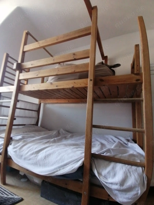 Stabiles Hochbett aus Massivholz für Kinder