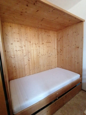 Gemütliches Schreiner Schrank Bett aus Massivholz 