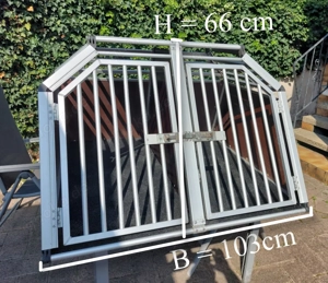 Verschiedene Hundetransportboxen Auto