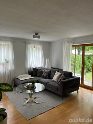 Modernes graues Sofa mit Fußteil und Dekokissen - sehr bequem