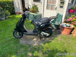Piaggio ZIP Roller, wenig Km, LED, Topcase und 3 Helmen