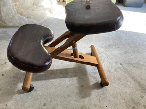 Kniestuhl Holz Lederimitat