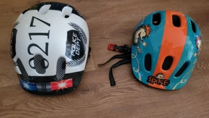 Zwei Kinderfahrradhelme