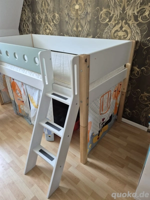 Kinder Ettagenbett mit Rutsche. 