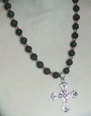 Longkette mit einen eingefassten Kreuz, den Lava und Kristallperlen