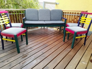 Gartenbank mit vier Stühlen