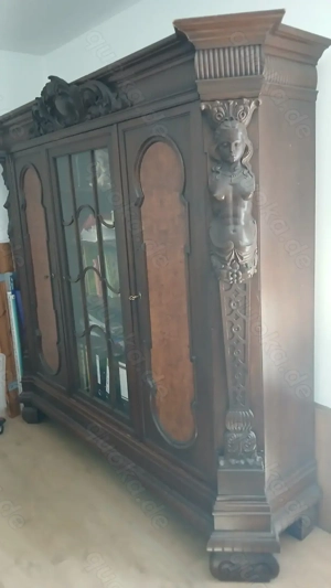 Antiker Schrank über 100 Jahre alt