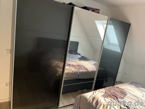 Kleiderschrank mit schwebetüren