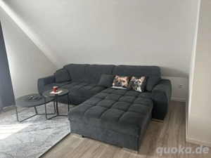 Couch mit Schlaffunktion und einer Kopfteilverstellung