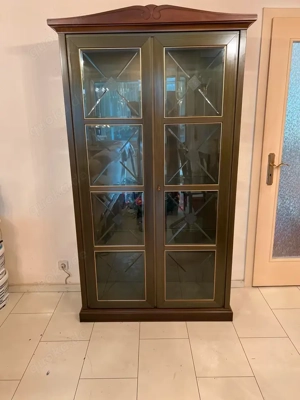 Glasschrank im Landhausstil