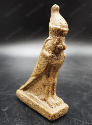 kleine ägyptische Horusstatuette, Stein-Polyamidmischung