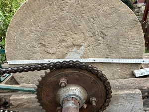 Alter Schleifstein mit Elektromotor