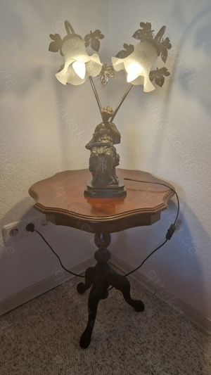 Nostalgische Tischlampe mit Frau und 2 Milchglasblüten als Lichtquelle.1 a Zustand.