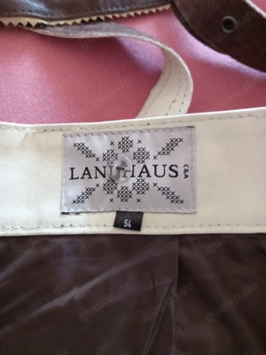 Lederhosen, Hemd und Strickjacken