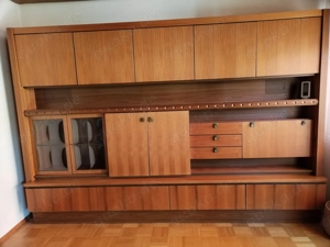 Wohnzimmerschrank in Nussbaum massiv