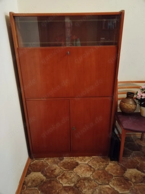 Schrank mit Sekretär und Glasvitrine dazu passender Bücherschrank mit Glasvitrine