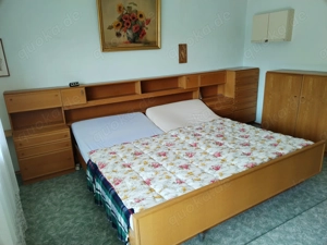 Schlafzimmer komplett mit Frisierkommode, Wandspiegel, Wäscheschrank und Kleiderschrank