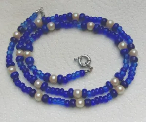 Longkette, blauer Rocaille mit Perleneinlage