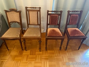 Holzstühle mit Stoffbezug