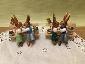 ESCO, ERZGEBIRGE, 2 x Hasen Liebespaar auf Bank. Osterschmuck