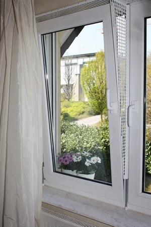 Kippfensterschutz für Katzen von austmetall, OHNE BOHREN OHNE KLEBEN - System 4 Bild 5