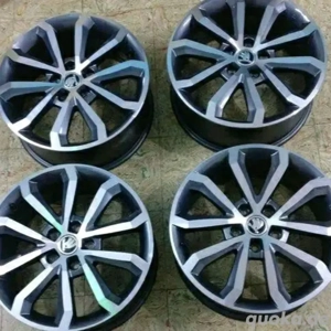 Sowohl neue als auch gebrauchte Autoersatzteile 