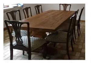 Massiver rustikaler Esszimmertisch mit 10 Stühlen für das perfekte Dinner.