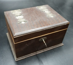 Holzkästchen mit Metallbeschlägen, verschließbar, 18 x 14 x 11 cm