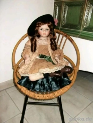 Puppe mit Stuhl u. Kissen Bild 2