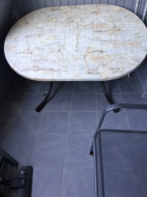 Ovaler Terrassentisch