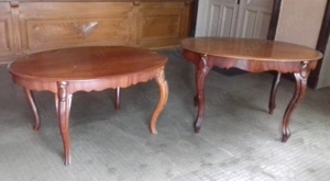 2 Tische, oval, Kirschbaumholz, Schnitzereien, antik, je