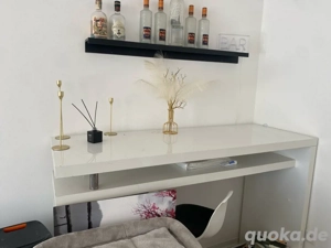 Bartisch ohne Stühle zu verkaufen