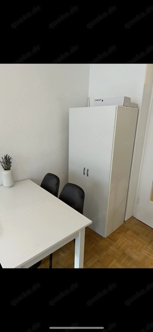 Weißer Schrank für Abstellzwecke 