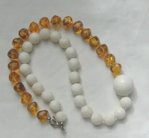 Edelsteinkette, weisse Koralle  mit braunen Bernstein