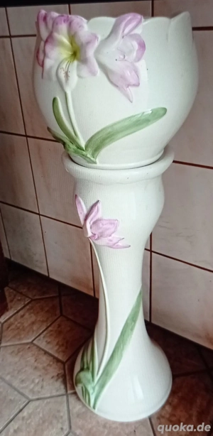 Blumensäule mit Übertopf. 