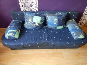 Schlafsofa mit Kissen zu verschenken