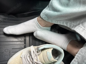 Getragene Socken von einer Bedienung 