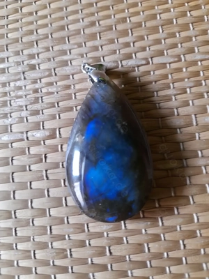 Schmuck: Blaugrauer Anhänger aus Labradorit