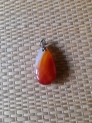 Schmuck: tropfenförmiger Anhänger aus rötlichem Karneol-Stein