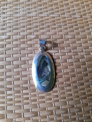 Schmuck: Länglicher blau-grüner Perlmuttanhänger mit 925 Silber