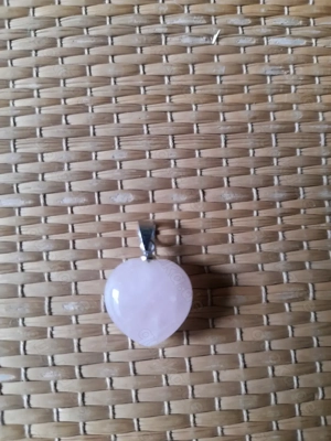 Herz-Anhänger aus hellem Rosenquarz