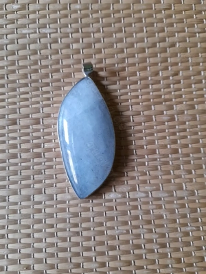 Schmuck: Anhänger aus weißlichem Chalzedon