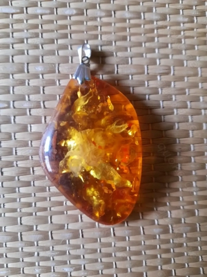 Schmuck: Anhänger aus echtem Bernstein