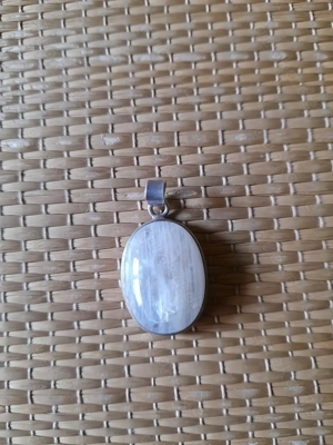 Schmuck: Schöner Anhänger aus Mondstein mit 925 Silberfassung