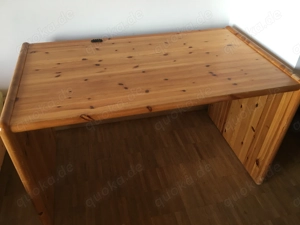 Schöner stabiler Schreibtisch aus Massivholz