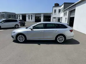 Skoda Octavia Combi 2.0 TDI DSG Style First Edition 156€ m. 20 Bild 2