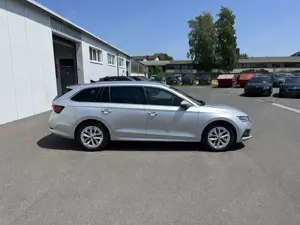 Skoda Octavia Combi 2.0 TDI DSG Style First Edition 156€ m. 20 Bild 4